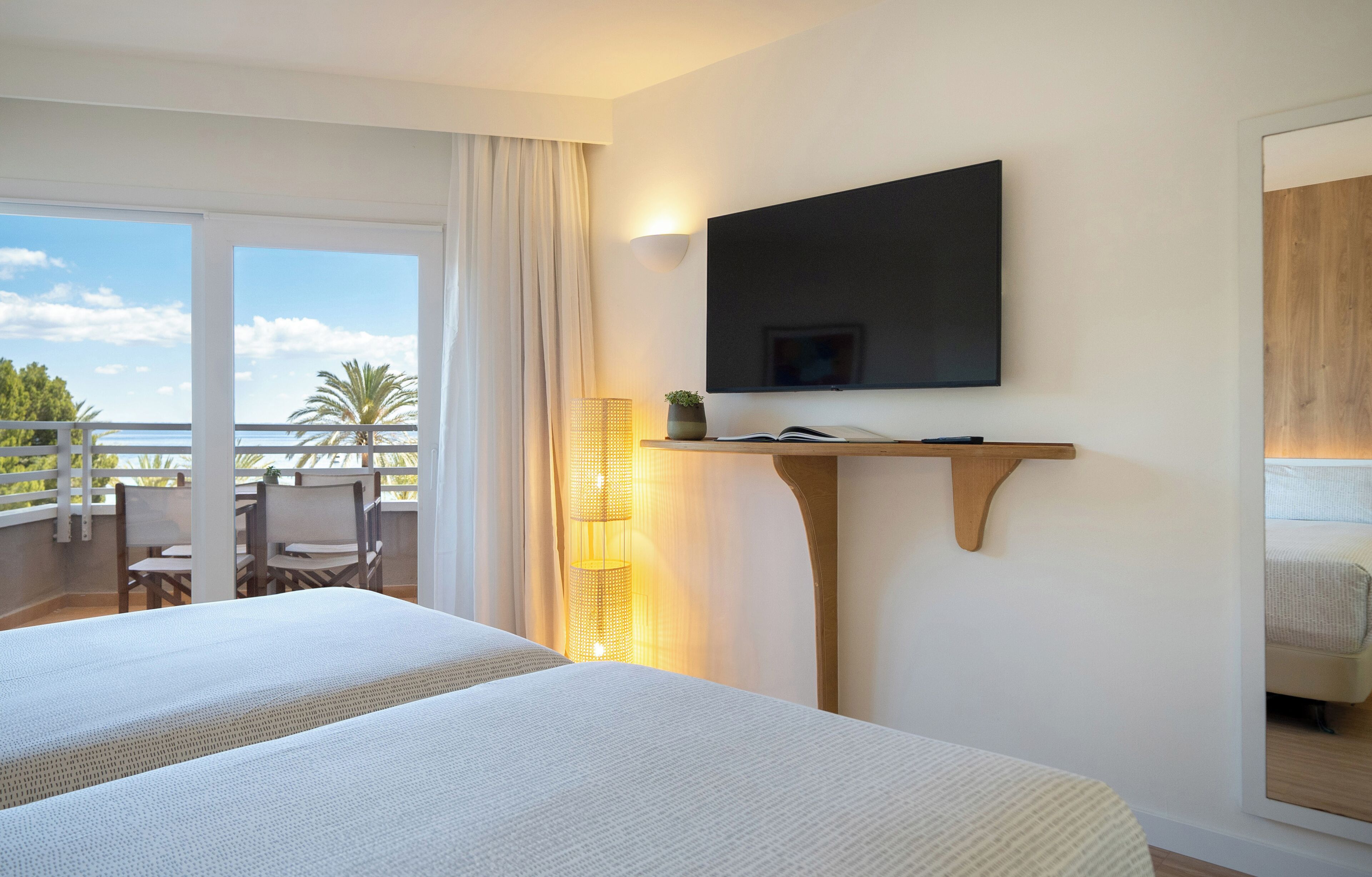 Minibar, brankas, tirai kedap cahaya, dan setrika/meja setrika