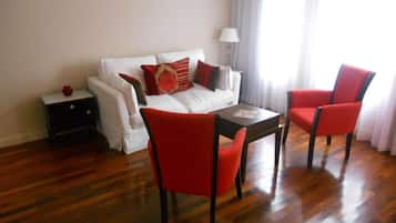Departamento, vista a la ciudad (Kenton Palace) | Ropa de cama de alta calidad, edredón, camas con pillow-top y minibar