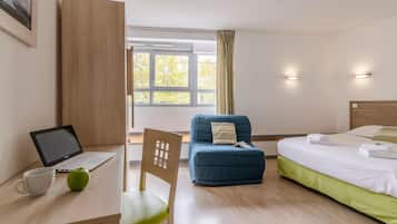 Studio (for 3) | Een bureau, geluiddichte muren, een strijkplank/strijkijzer, gratis wifi