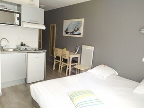 Studio Suite | Meja, kalis bunyi, seterika/papan seterika, Wi-fi percuma 