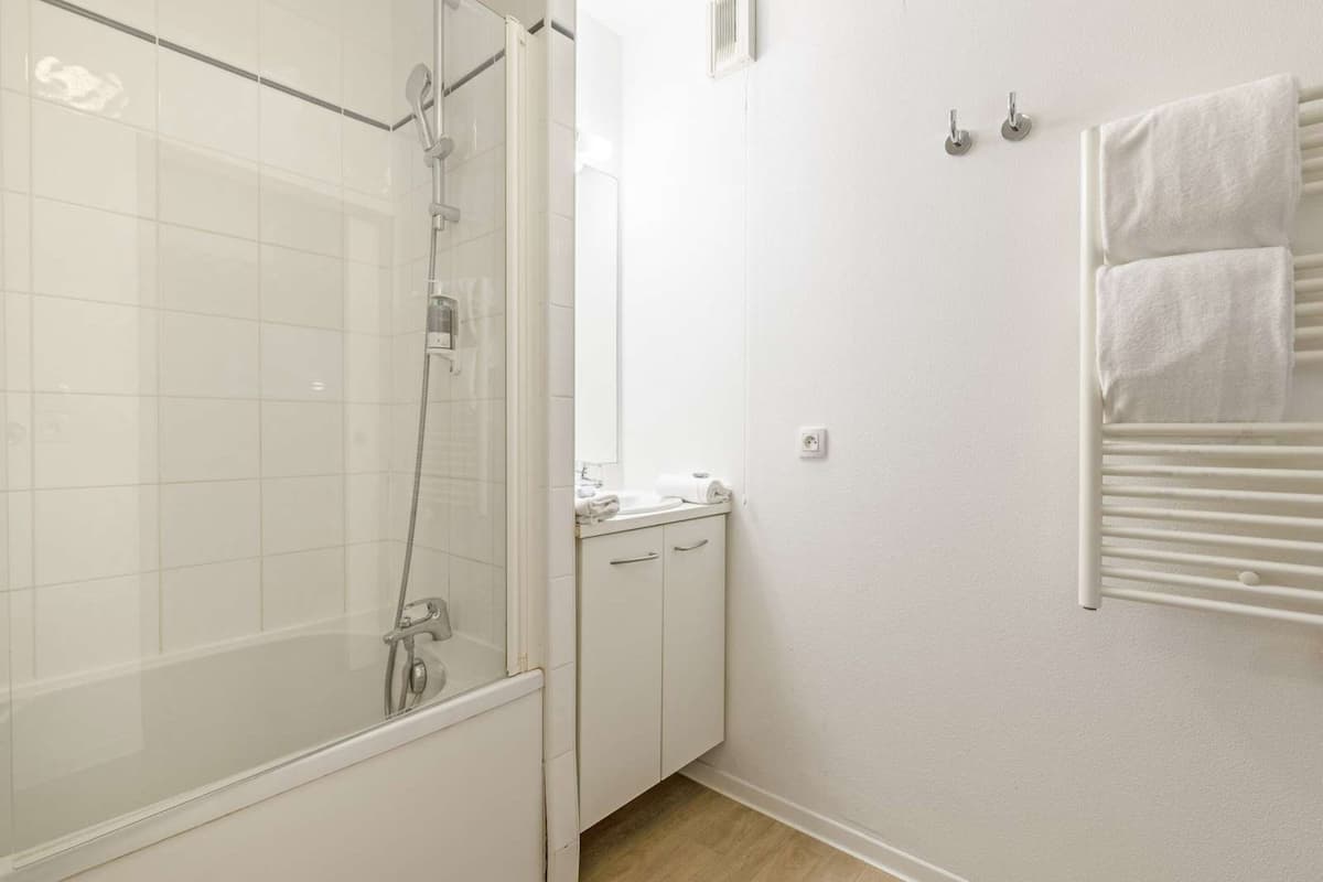 Rainfall showerhead, towels