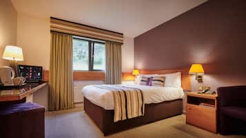 Hochwertige Bettwaren, Schreibtisch, laptopgeeigneter Arbeitsplatz