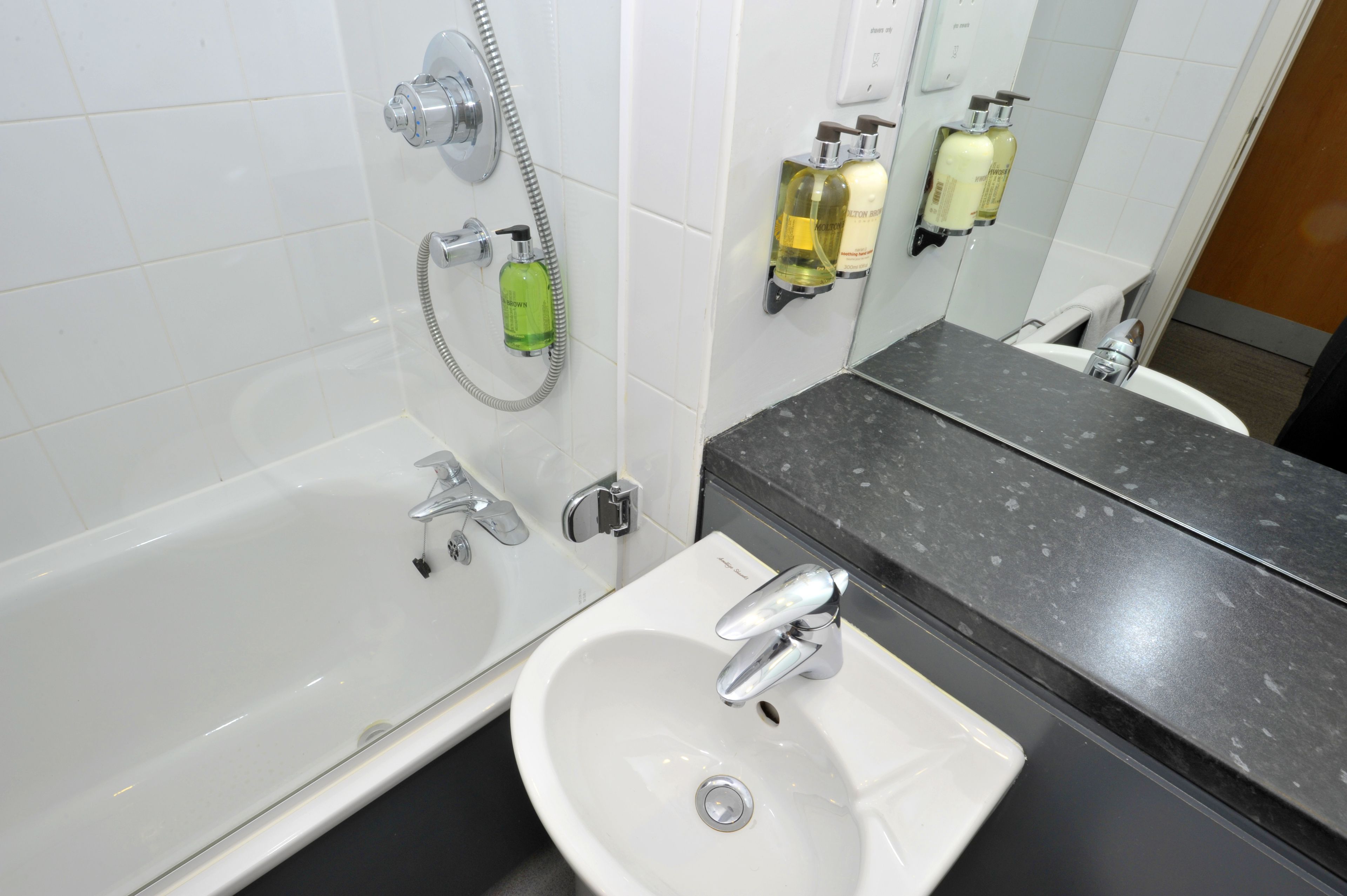 classic double room | bathroom | combined shower/bathtub, free toiletries, hair dryer, towels