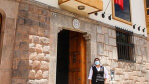 A building with a stone facade, wooden balconies, and a flag. - Fuente de Agua Cusco Hotel (Cusco)