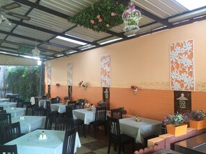 Daily buffet breakfast for a fee - Wannara Hotel (Hua Hin)