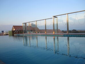 Outdoor pool, sun loungers - Wannara Hotel (Hua Hin)