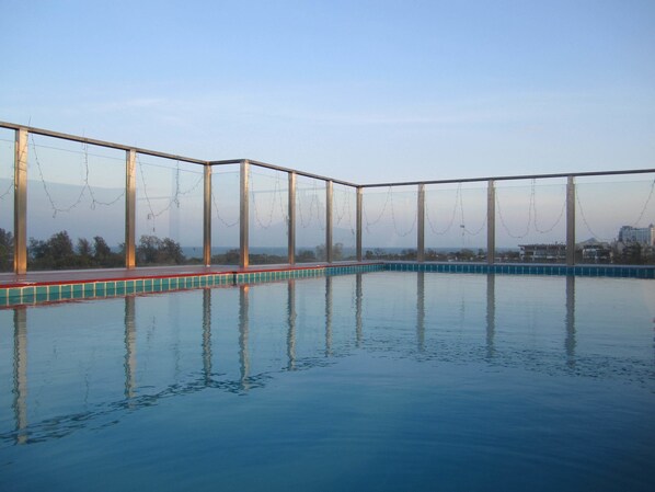 Outdoor pool, pool loungers - Wannara Hotel (Hua Hin)