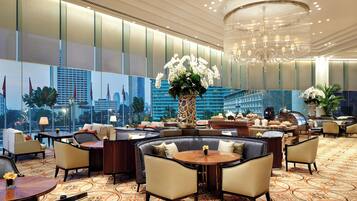 2 restauranter; serverer morgenmad, frokost og internationale retter