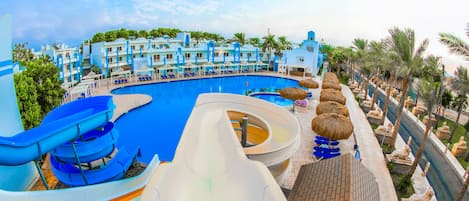 3 piscines extérieures, parasols de plage, chaises longues