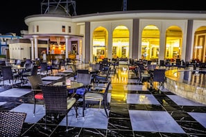 5 bars/lounges, beach bar