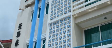 Vista frontal de la propiedad