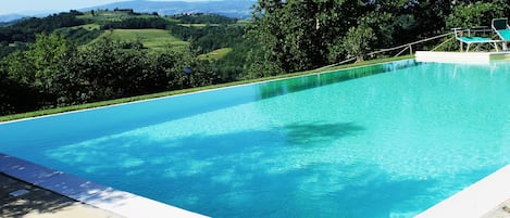 Piscine extérieure, chaises longues