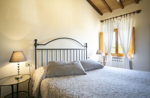 Apartamento Premium | Decoración individual, mobiliario individual, escritorio y ropa de cama