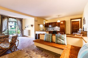 Apartamento familiar | Zona de estar | Televisión de 21 pulgadas con canales digitales, una chimenea