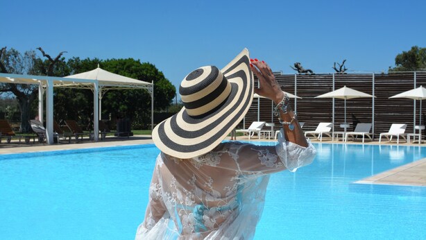 Piscine extérieure (ouverte en saison), chaises longues