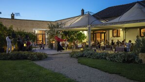 Petit déjeuner et dîner servis sur place