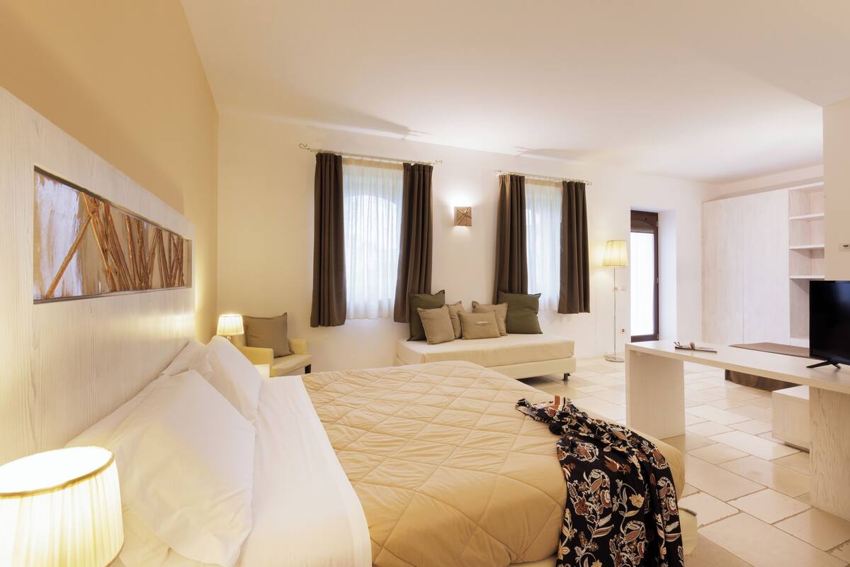 deluxe room | 1 bedroom, premium bedding, pillow-top beds, minibar