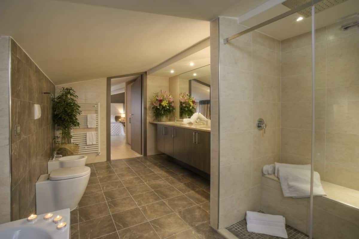 Suite senior, vista al campo de golf | Baño