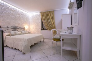 Habitación Deluxe doble | Colchones viscoelásticos, caja fuerte, escritorio y cortinas opacas