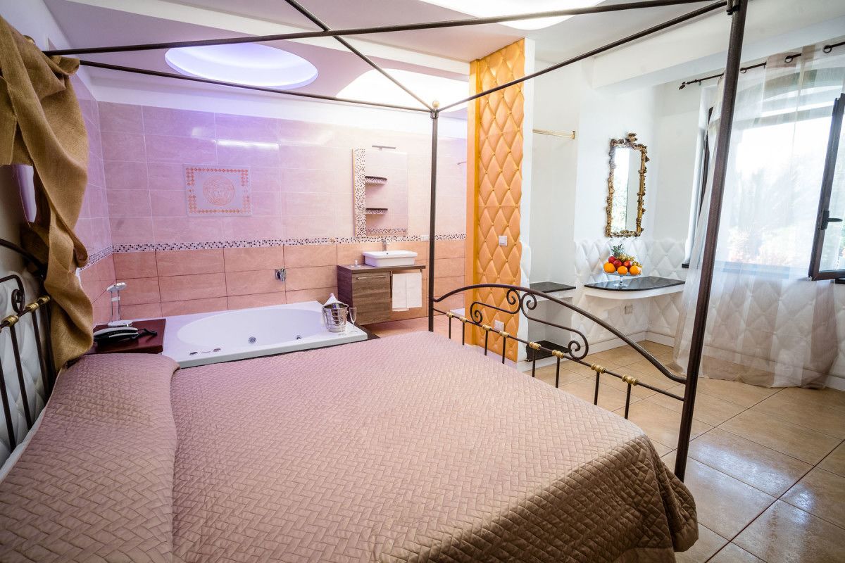 Suite Junior, idromassaggio | Materassi in memory foam, una cassaforte in camera, una scrivania