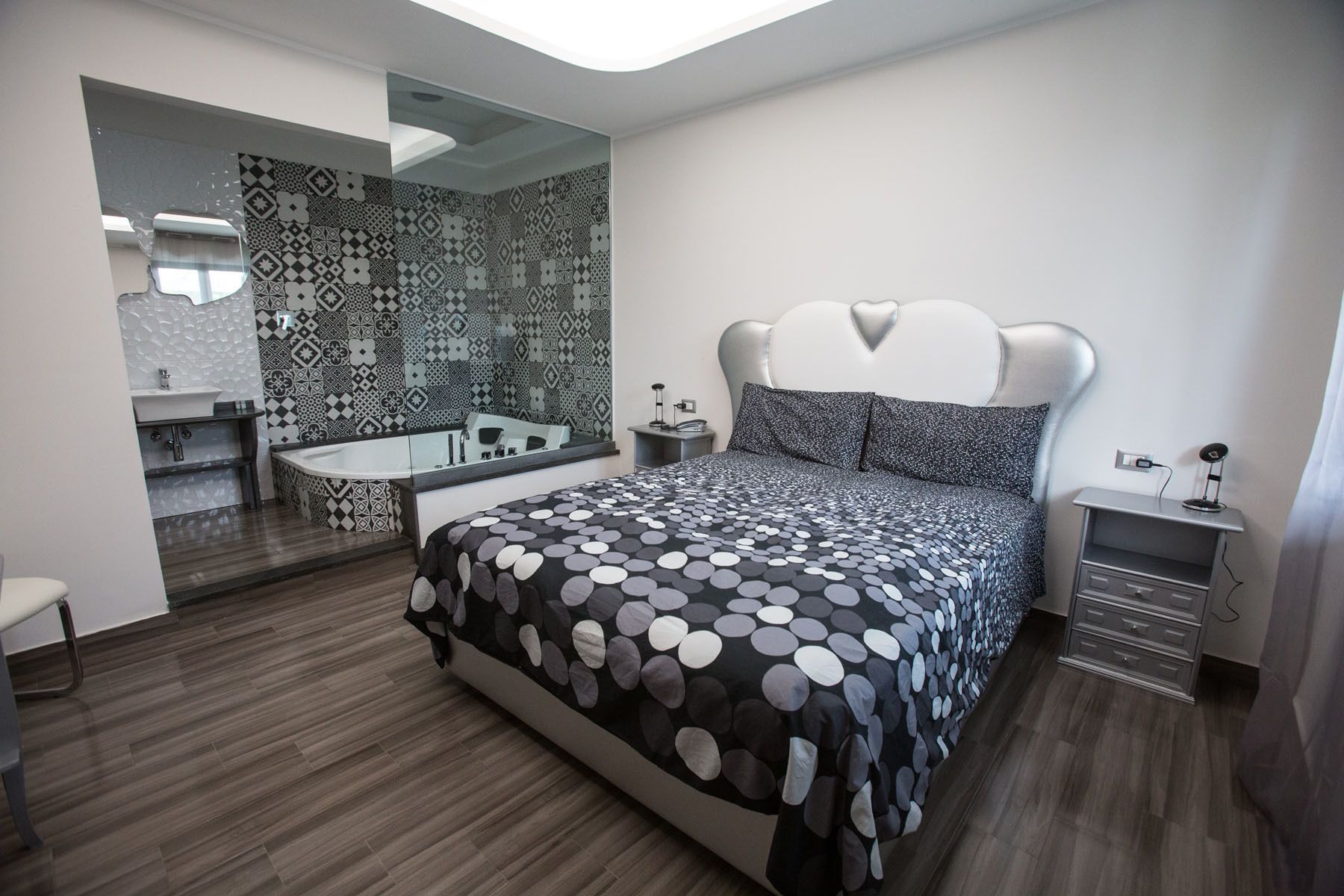 Junior-Suite, Whirlpool | Betten mit Memory-Foam-Matratzen, Zimmersafe, Schreibtisch