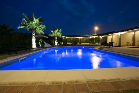 Indoor pool, seasonal outdoor pool. Hotel La Fenice
