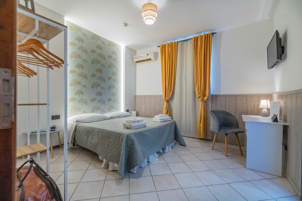 Comfort kamer, niet-roken, en-suite badkamer | Donzen dekbedden, een bureau, geluiddichte muren, babybedden