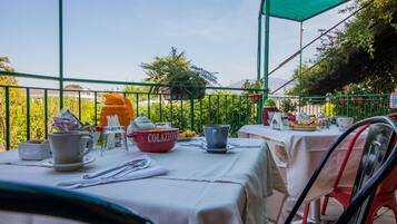 Sarapan prasmanan setiap hari (EUR 5 per orang)