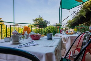 Petit déjeuner buffet servi tous les jours en supplément