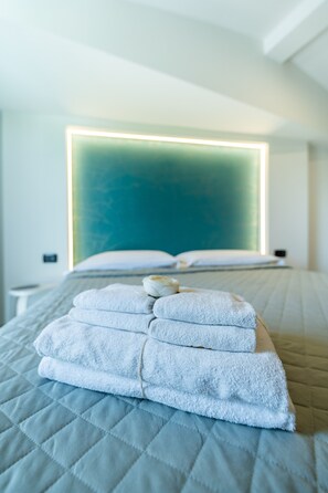 Comfort Triple Room, 1 Bedroom, Ensuite, Garden View | Down comforters, desk, soundproofing, cribs/infant beds - Villa Rocla Guest House Pompei (Pompei)