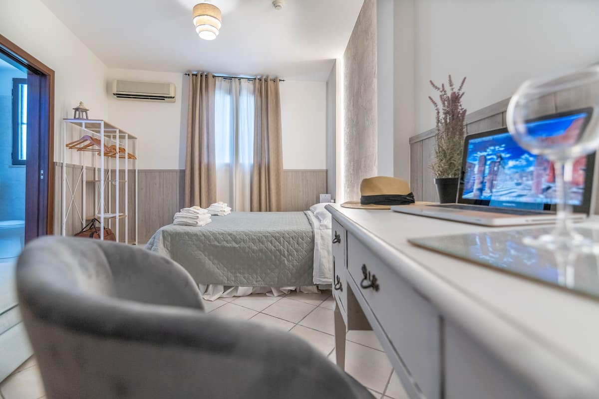 Comfort kamer, 1 slaapkamer, niet-roken, uitzicht op tuin | Donzen dekbedden, een bureau, geluiddichte muren, babybedden