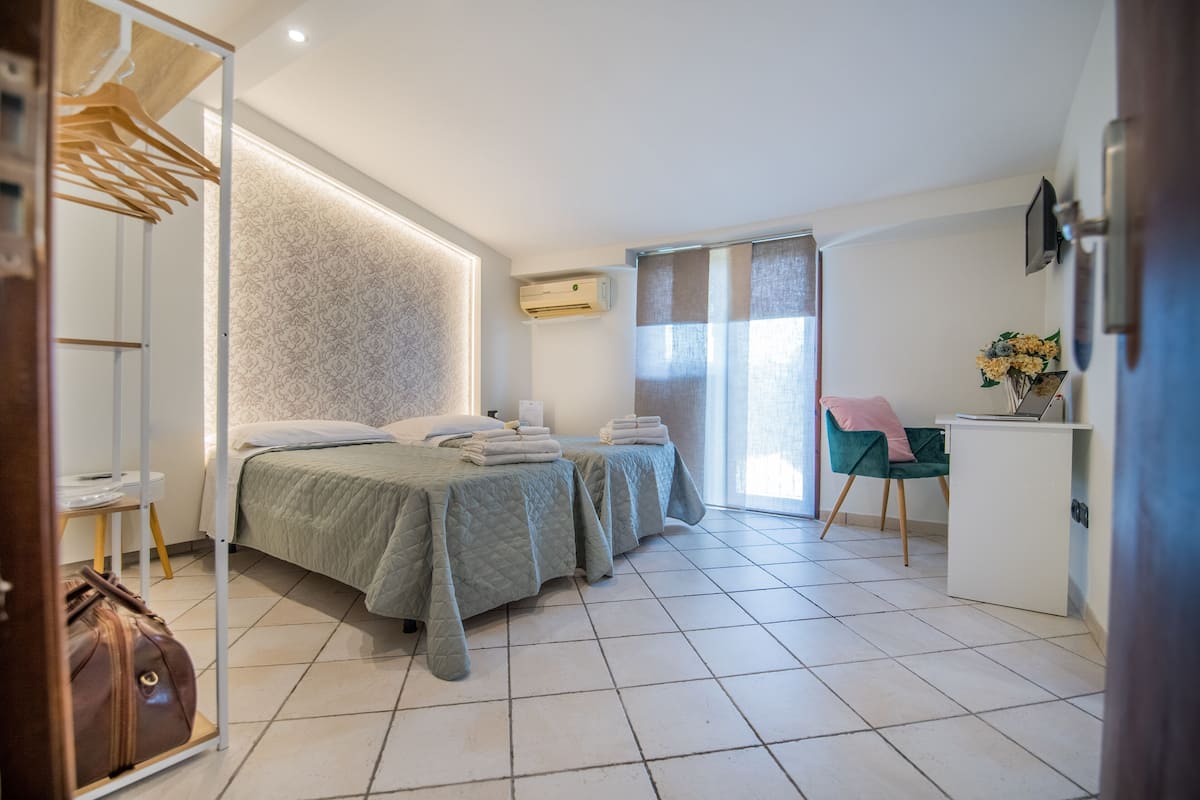 Comfort kamer, 1 twee- of 2 eenpersoonsbedden, 1 slaapkamer, niet-roken, tuin | Donzen dekbedden, een bureau, geluiddichte muren, babybedden