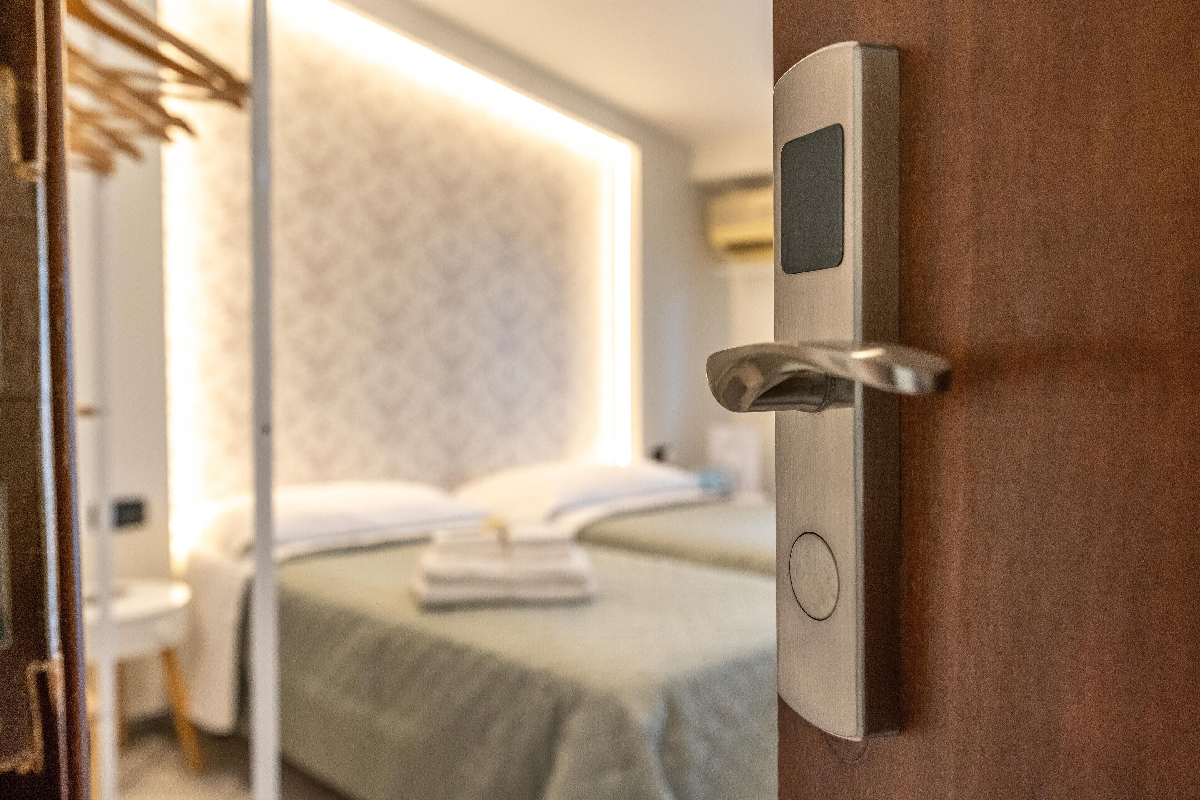 ألحفة محشوة بالريش ومكتب وتجهيزات عازلة للصوت وأسرّة أطفال/رضّع