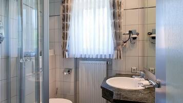 Comfort-Doppelzimmer, eigenes Bad | Badezimmer | Dusche, Haartrockner, Handtücher