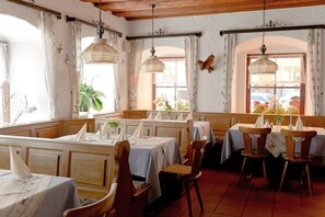 Petit déjeuner et déjeuner servis sur place, restauration en plein air 