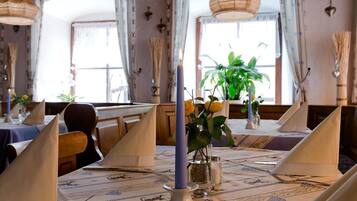 Breakfast, lunch, dinner served; German cuisine, alfresco dining