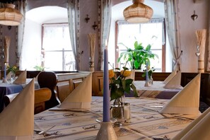 Frühstück, Mittagessen, Abendessen, deutsche Küche, Speisen im Freien 