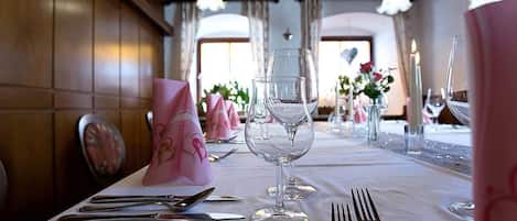 Serveert ontbijt, lunch, diner, Duitse gerechten, buitendiner