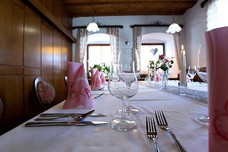 Se sirven desayunos y almuerzos, restaurante con mesas al aire libre