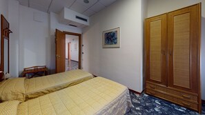Minibar, caixa forta a l'habitació, escriptori i llits addicionals