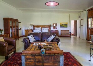 56-cm TV with satellite channels - African Vineyard Guest House (Kai !Garib)