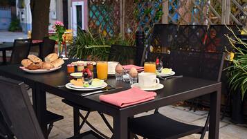 Petit déjeuner composé de spécialités régionales (14 EUR par personne)