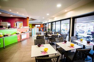 Café da manhã com buffet todos os dias (EUR 14 por pessoa) 