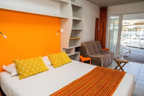 Desk, laptop workspace, blackout curtains, soundproofing - The Originals Résidence, Hôtel de Ré (Sainte-Marie-de-Re)