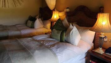 Minibar, caja de seguridad en la habitación y escritorio