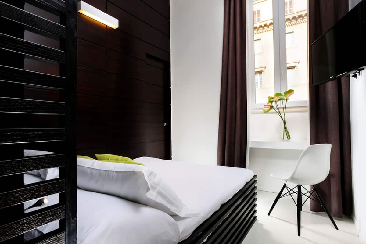 Chambre de base double, 1 grand lit jumeau, vue sur la ville | Draps en coton égyptien, literie de qualité, couette en duvet, minibar