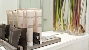 Douche cascade, articles de toilette (gratuits), séchoir à cheveux