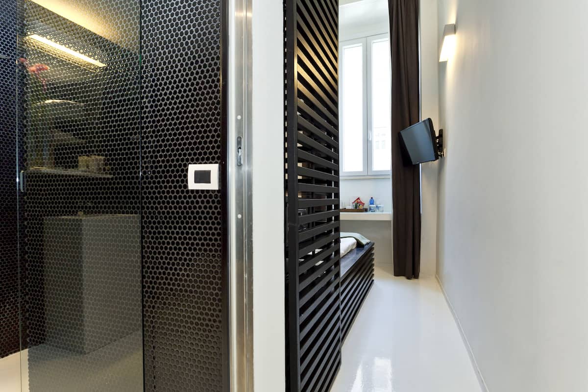 Basic Double Room, 1 Large Single Bed, City View | Bathroom | Rainfall showerhead, free toiletries, hair dryer, bidet