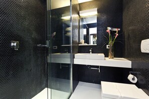 Regndusjhode, toalettartikler (inkludert), hårføner og bidé