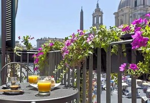 Outdoor dining - Navona Suites (Rome)